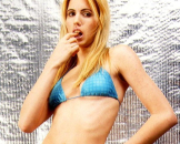 Geiles Photo Shooting mit einem blonden Model. Ihr angeketteter Dildo macht ihr richtig Spa�. 