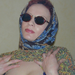 Reife Frau strippt