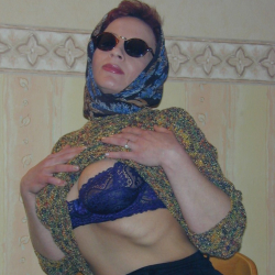 Reife Frau strippt
