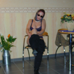 Reife Frau strippt