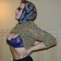 Reife Frau strippt