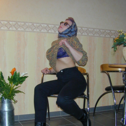 Reife Frau strippt