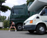 Mollige Frau strippt aufm Parkplatz