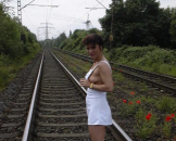 Striptease auf den Bahngleisen