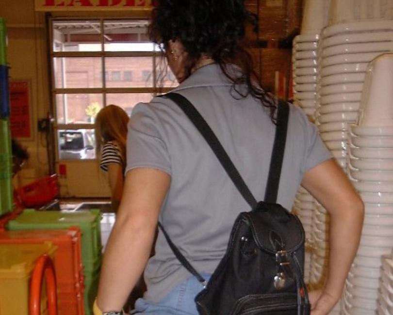 Upskirt im Baumarkt