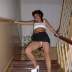 Janka strippt im Treppenhaus und zeigt dir ihre intimsten stellen.
