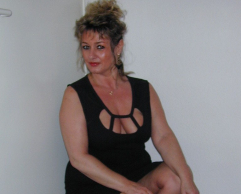 Mollige Frau zeigt wie sie unter ihrem Rock aussieht