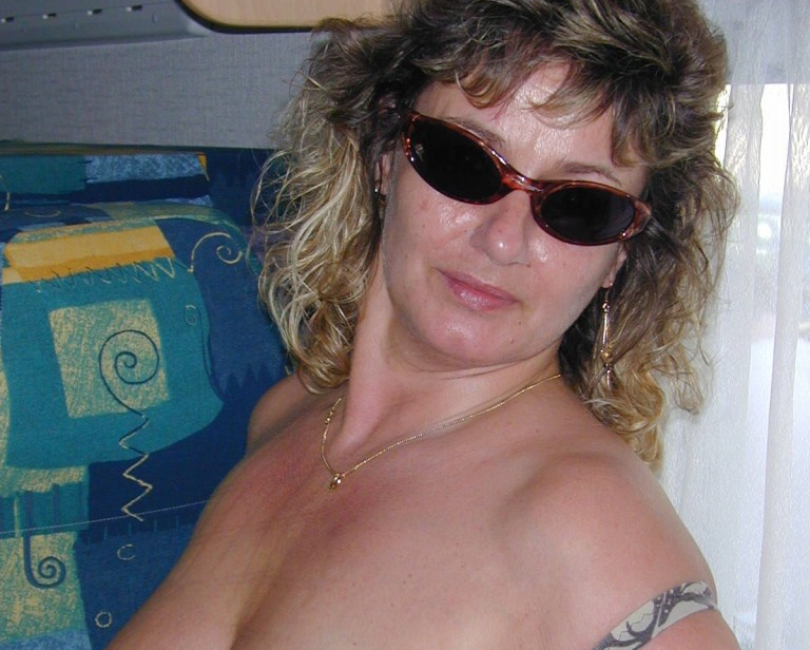 Mollige Frau im Campingwagen
