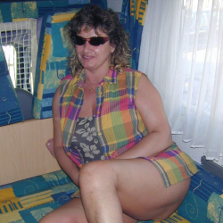 Mollige Frau im Campingwagen