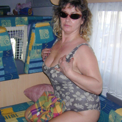 Mollige Frau im Campingwagen