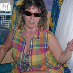 Mollige Frau im Campingwagen