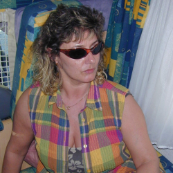 Mollige Frau im Campingwagen