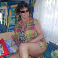 Mollige Frau im Campingwagen