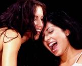 Diese s��en Lesben genie�en das gemeinsame Sexspiel mit ihrem Dildo und einer Spielzeugpistole, vor einer unglaublichen Kulisse. 