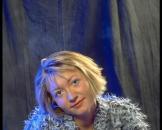 Reife blonde Frau masturbiert mit Riesendildo