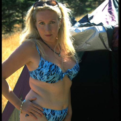 Dicke Frau am Strand