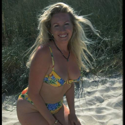 Dicke Frau am Strand
