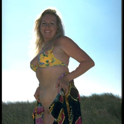 Dicke Frau am Strand