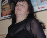 Alte Hausfrau zeigt nackte Haut