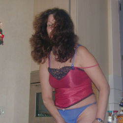 Dicke Frau strippt in der K�che