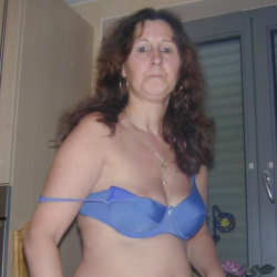 Dicke Frau strippt in der K�che