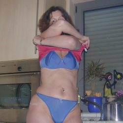 Dicke Frau strippt in der K�che