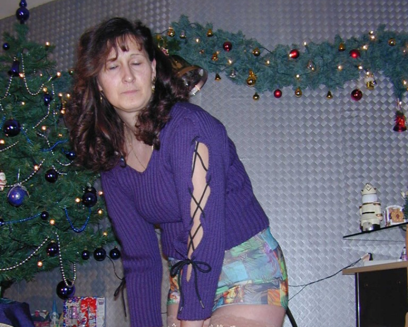 Reife Frau strippt privat