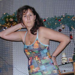 Reife Frau strippt privat