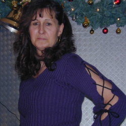 Reife Frau strippt privat