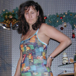 Reife Frau strippt privat