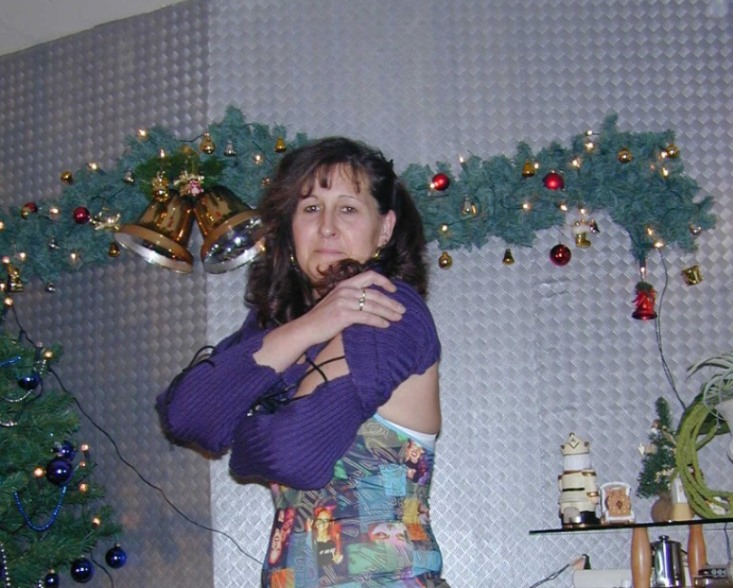 Reife Frau strippt privat