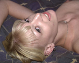 Blondes Luder zeigt dir ihre behaarte Muschi
