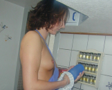 Geile Hausfrau in knapper Sch�rze!