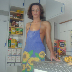 Geile Hausfrau in knapper Sch�rze!