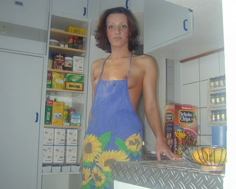 Geile Hausfrau in knapper Sch�rze!
