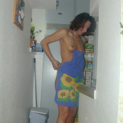 Geile Hausfrau in knapper Sch�rze!