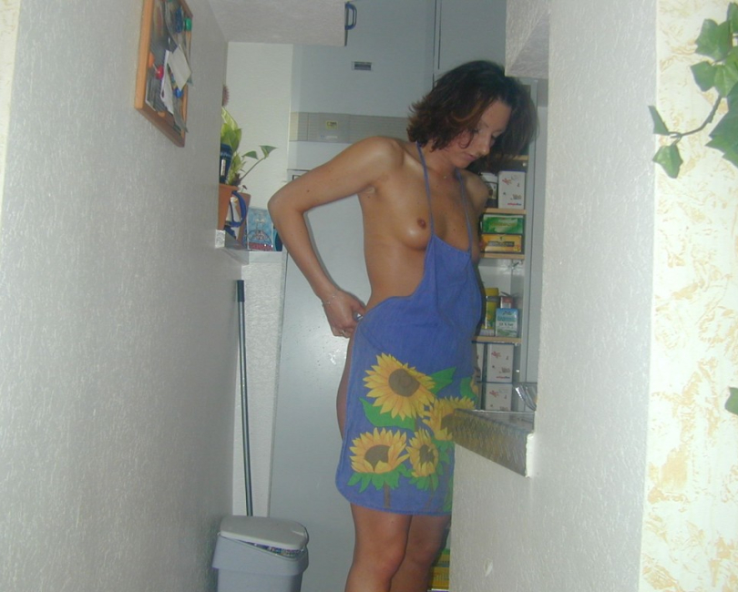 Geile Hausfrau in knapper Sch�rze!