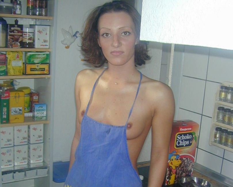 Geile Hausfrau in knapper Sch�rze!