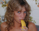 *** gebliebene Hausfrau besorgt es sich mit einer Banane in ihrer K�che. Ganz private Bilder!!