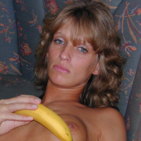 Jung gebliebene Hausfrau besorgt es sich mit einer Banane in ihrer K�che. Ganz private Bilder!!