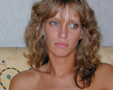 Michaela unsere geile Hausfrau - ganz offen auf dem Sofa.