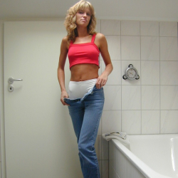 Reife Frau bei der Intimrasur fotografiert! Geile Nacktbilder!