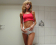 Reife Frau bei der Intimrasur fotografiert! Geile Nacktbilder!