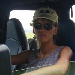 Die *** gebliebene Michaela masturbiert im Auto!