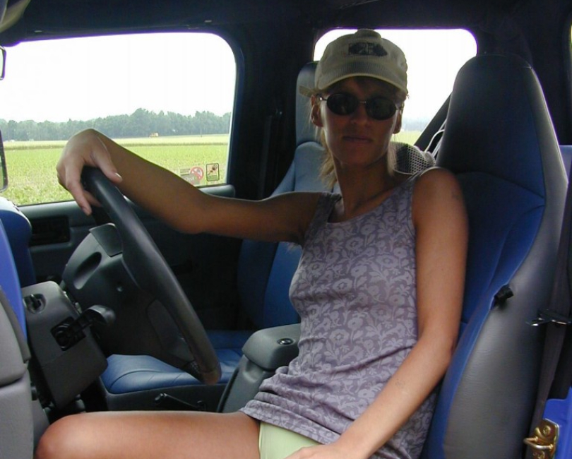 Die jung gebliebene Michaela masturbiert im Auto!