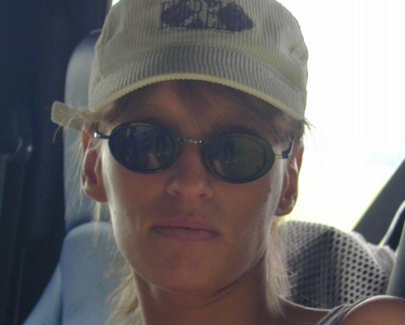 Die jung gebliebene Michaela masturbiert im Auto!