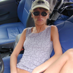 Die *** gebliebene Michaela masturbiert im Auto!