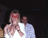 Williges Girl in Nylon-Strapsen treibt es mit einem unbekannten Lover im Swingerclub. 