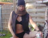 Reife Frau masturbiert im Garten!!