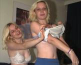 Nacktbilder von zwei blonden Lesben!!